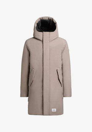 Beige winterparka met een hoge kraag en capuchon, voorzien van zijzakken, een rechte snit en een gladde textuur. Getoond tegen een witte achtergrond.