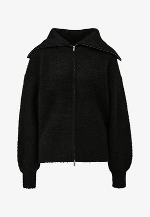 Giacca nera con zip, texture a superficie morbida e pelosa, colletto ampio e maniche lunghe a palloncino.