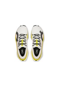 Scarpe da corsa bianche con dettagli neri, suole gialle e una parte superiore testurizzata. Presentano il logo sulla linguetta e un design a doppio strato con lacci.