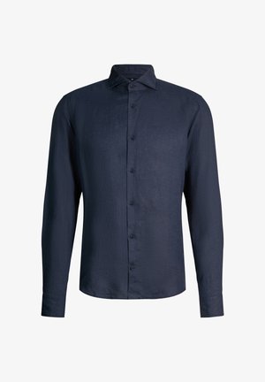 Marineblauw overhemd met lange mouwen en knopen, klassieke kraag, standaard manchetten en een rechte zoom, weergegeven op een witte achtergrond.