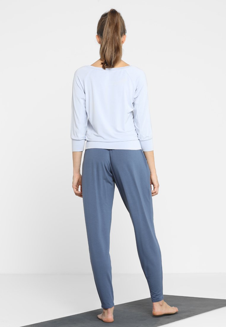 Curare Yogawear Topper langermet grey dawn Zalando.no Curare Yogawear TWISTBACK - Topper - greyberry