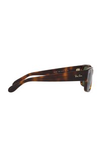 Occhiali da sole tartaruga marrone con lenti nere, montatura quadrata, decorazioni in metallo e aste curve. Contrassegnati dal logo "Ray-Ban" sul lato.