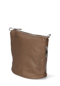 Pochette in pelle marrone con zip e dettagli in metallo argentato. Texture liscia, forma quadrata e apertura con zip sulla parte superiore.