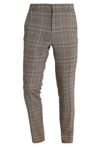 Pantalones a rayas grises con un patrón de cuadros y acentos rojos, diseño ajustado y textura de tela suave.