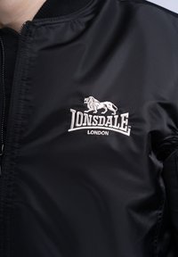 Lonsdale PASSFORM TERN HILL - Bomber stiliaus striukė - black