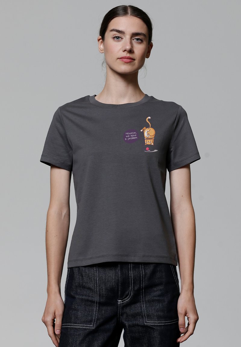Grijze katoenen T-shirt met ronde hals. Voorzien van een cartoonafbeelding van een hond met ijs en de tekst "Houston, we hebben een probleem." Korte mouwen.