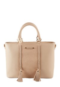 Beige tote bag med flettede håndtag, kvastdetaljer, et tekstureret midterpanel og guldsmykker. Lavet af syntetiske og vævede materialer.