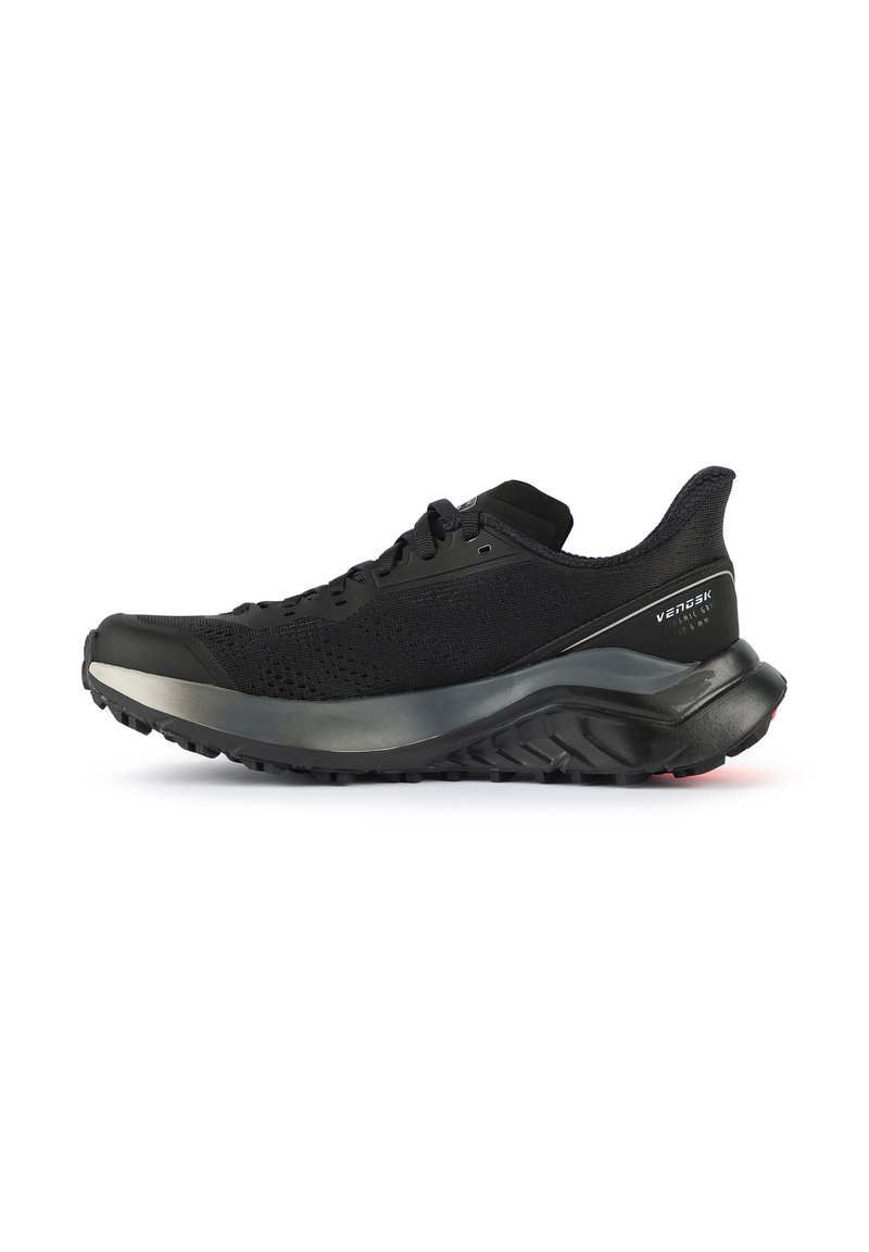 Černá sportovní bota s prodyšným síťovaným svrškem, polstrovaným límcem, měkkou stélkou, texturovanou podešví a reflexními prvky po straně.