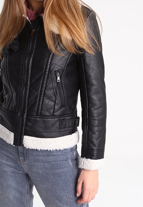 Svart läderjacka med ett kviltat mönster, utrustad med krage och manschetter i fårskinn. Dragkedjefickor på framsidan ökar funktionaliteten.