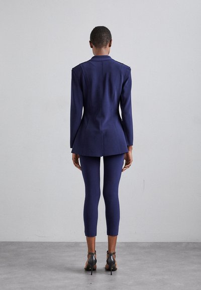 Norma Kamali SINGLE BREASTED BOY FIT RIDING JACKET - Manteau court - true navy