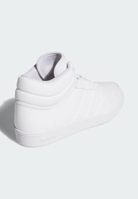Hvid højtop sneakers lavet af glat læder, med teksturerede striber, polstret krave og en forstærket sål med logo detalje.