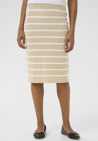 Jupe crayon beige avec des rayures horizontales blanches, en tissu tricoté, dotée d'une taille élastique et d'une coupe mi-genou.