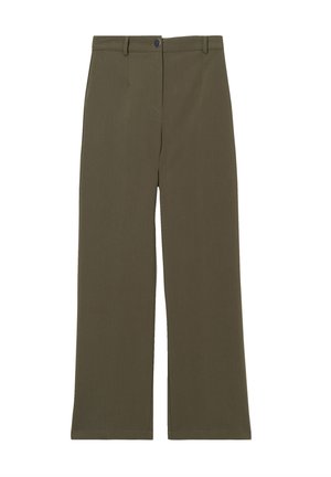 Pantalons larges vert olive en tissu lisse, avec une taille plate, des passants de ceinture et une fermeture à bouton unique à la taille.