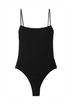 Bañador negro texturizado de una pieza con tirantes delgados y diseño de pierna alta sobre un fondo blanco.