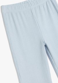 Lysblå ribbede leggings med en elastisk talje, der har en blød tekstur og en tætsiddende pasform. Ideel til afslappet brug.