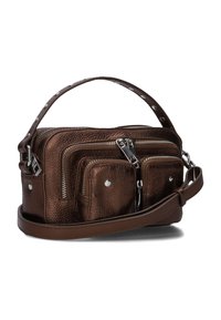 Bruine metallic leren handtas met een gestructureerde afwerking, meerdere ritszakken, zilverkleurige hardware en een afneembare schouderband.