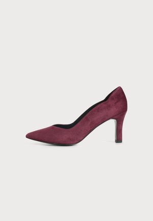 Single Damen-Pumps mit spitzer Kappe aus burgunderrotem Wildleder und mittelhohem schmalen Absatz vor weißem Hintergrund.