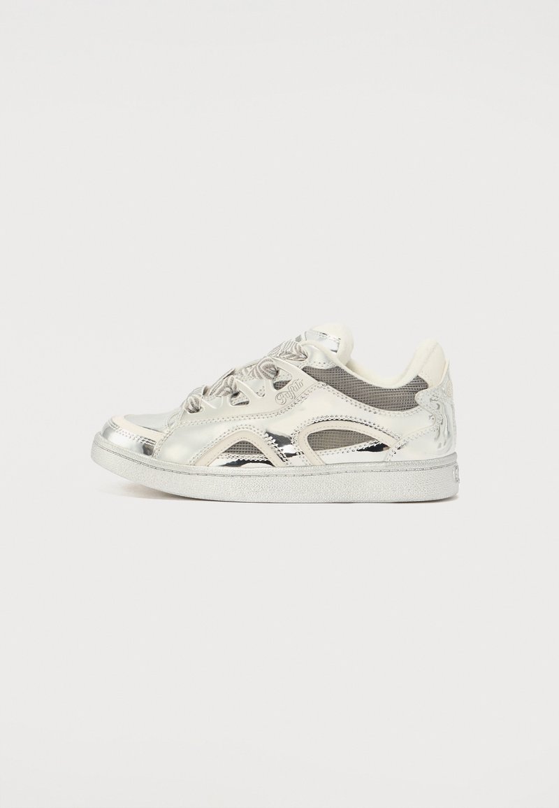 Sidabriniai sportbačiai su blizgiu metaliniu paviršiumi. Yra tinklelio panelės, raištelių dizainas ir tekstūruota balta pado dalis. Lengvas konstrukcija.