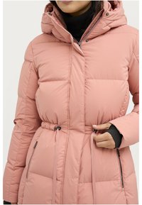 Roze gewatteerde winterjas met een tailleband, staande kraag en ritszakken aan de zijkanten. Bevat een capuchon en contrasterende zwarte boorden.