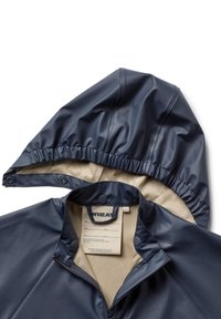 Jakna za kišu tamnoplave boje s odvojivim kapuljačom, bež unutarnjom podstavom, kopčama na pritisak, zatvaračem i tkanom etiketom unutar ovratnika.