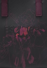 Zwarte tas met textuur, featuring het reliëf "EST. 1988 TED BAKER" logo, met roze bloemige lijntekeningen en handvatten in pruimkleur.