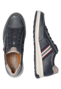 Baskets en cuir bleu marine avec des accents en tissu rayé blanc et rouge. Les caractéristiques incluent des lacets, une fermeture éclair latérale et une semelle extérieure blanche rembourrée.