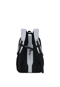 Un sac à dos arborant un design noir et gris, fabriqué en tissu résistant, avec des bretelles réglables, des accents en maille et un détail central de logo.