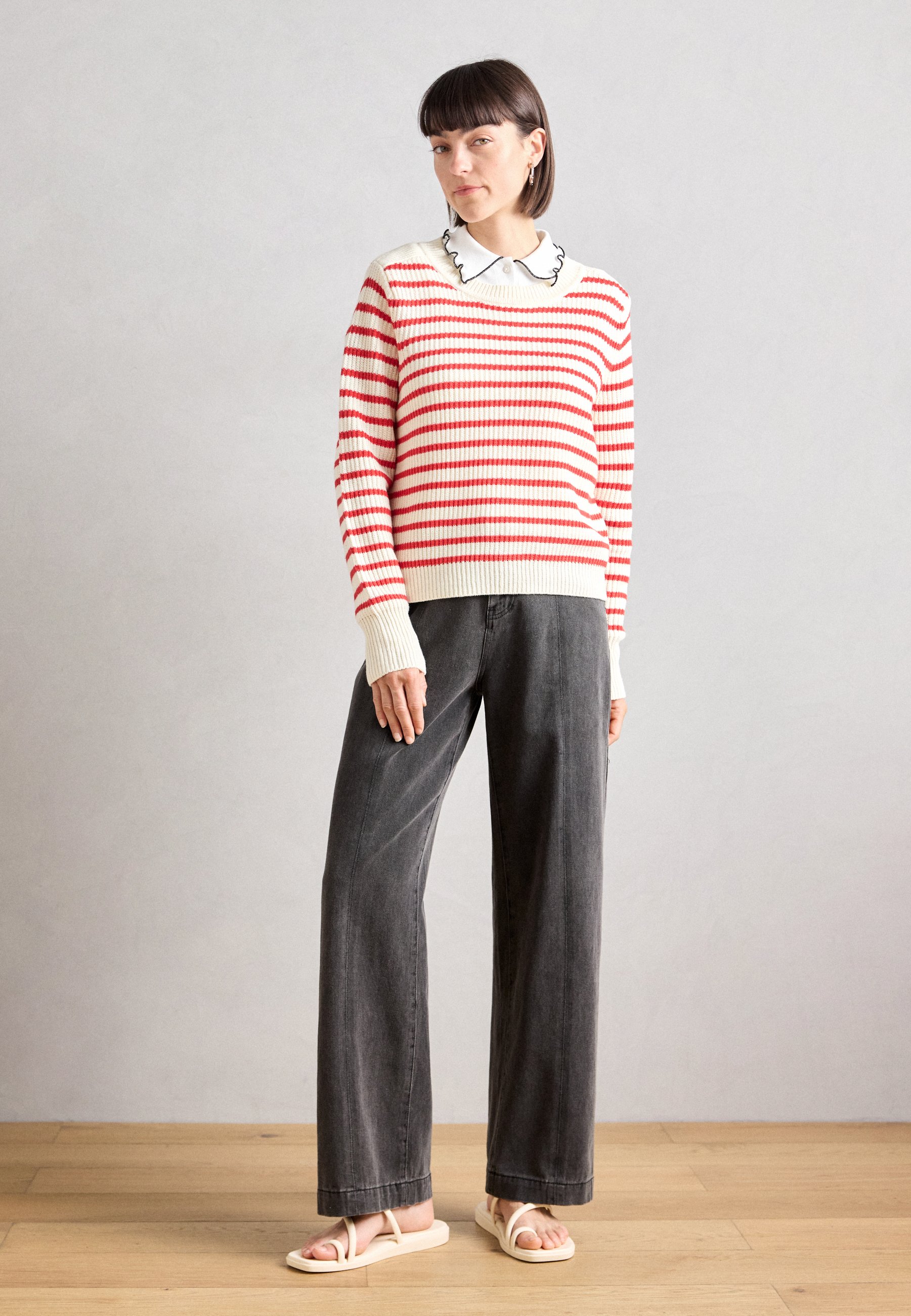 その他 summer vacation SHUFFLE DIVENE CROSS Crocs MIAMI TOE LOOP - Papuci plajă - dew/alb natural - Zalando.ro