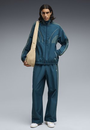 Puma, T7 RELAXED GEWEBTE TRAININGSJACKE - Giacca sportiva - midnight petrol