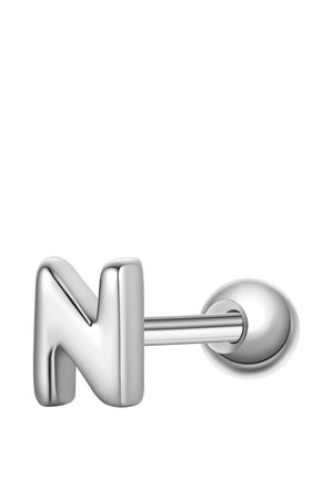Sølvmetallisk ørestik formet som bogstavet "N" med kugleformet bagside og glat, poleret finish.