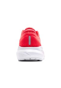 Scarpa sportiva rossa con tomaia testurizzata, suola bianca ammortizzata, accentuazione riflettente sul tallone e collare imbottito per supporto.