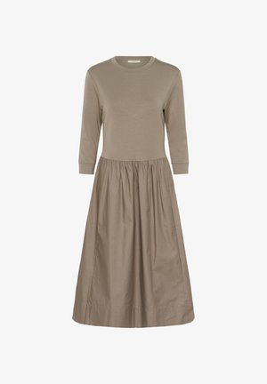 Långärmad klänning i ljusbrun bomullsblandning med en figursydd överdel och utsvängd kjol. Slät textur med rund halsringning och rynkad midja.