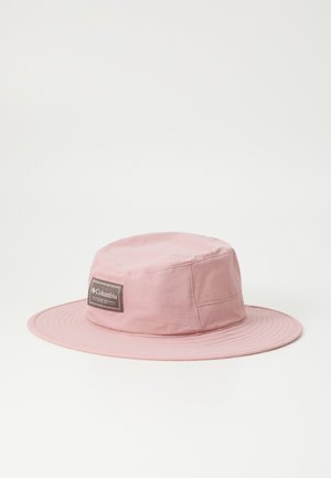 Chapéu com aba larga e plana da Columbia, na cor rosa, com textura suave e um patch de logo costurado no centro da frente.