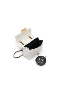 Borsa a tracolla bianca in tweed con chiusura in oro, fodera nera e tracolla a catena rimovibile, accompagnata da un piccolo porta monete nero.