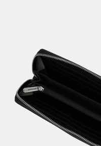 Portafoglio in pelle nera con chiusura a zip, dotato di numerosi scomparti per carte e una tasca centrale con zip. Texture liscia e dettagli in metallo argentato.