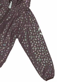 Paarse jas met iriserende bladprint. Heeft een volledige ritssluiting, nauwsluitende manchetten en een capuchon. Gemaakt van lichtgewicht, waterafstotende stof.