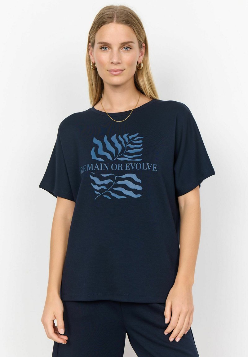 Marineblå, løstsiddende t-shirt lavet af blødt stof, med et bladgrafikdesign og teksten "REMAIN OR EVOLVE" i kontrasterende lyseblå.
