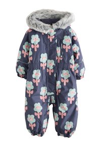 Salopetă izolată de culoare albastru marin, cu glugă căptușită cu blană artificială, decorată cu modele de copaci verzi și roz. Mânșete elastice pentru o potrivire și căldură sporite. Închidere frontală cu fermoar.