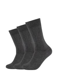 Tre par mørkegrå strømper med ribbede manchetter, lavet af et blødt, struktureret materiale, med et klassisk ankel-længde design.