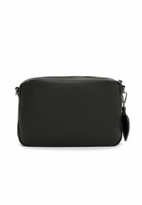 Borsa rettangolare nera in pelle con superficie testurizzata, chiusura con zip superiore e una piccola etichetta removibile. Design compatto e minimalista.