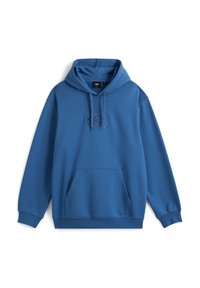 Sudadera azul hecha de tejido suave con un bolsillo tipo canguro en el frente, capucha con cordón y logotipo de la marca bordado en el pecho.