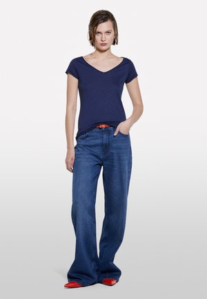 Sisley, V-NECK - T-Shirt basic - blue