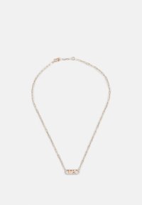 Guldtonad halsband med en strukturerad kedja och en oval hängsmycke som har en logotyp och små accentstenar. Justerbar låsning för storlek.