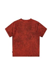 Rød kortærmet t-shirt med en tekstureret, marmor-lignende finish. Den har en rund hals og en afslappet pasform med syede søm detaljer.