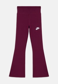 Tumši purpursarkani flared legingi, izgatavoti no elastīga materiāla, ar platu jostu un balto Nike logo augšējā augšstilbā.