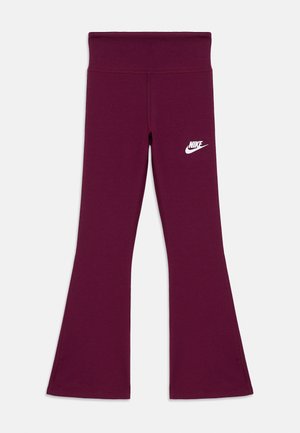 Donkerpaarse flared leggings van rekbaar materiaal met een brede tailleband en een wit Nike-logo op de bovenbenen.