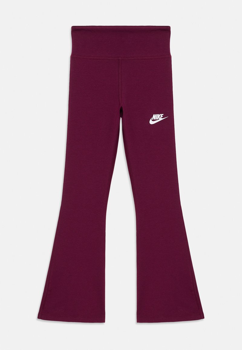 Tumši purpursarkani flared legingi, izgatavoti no elastīga materiāla, ar platu jostu un balto Nike logo augšējā augšstilbā.