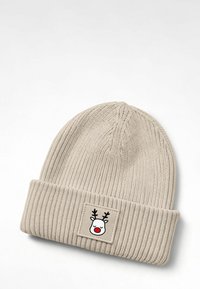 Knitted beanie in light beige with a ribbed texture. Features a square patch displaying a cartoon reindeer face with antlers.