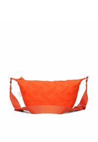 Borsa a tracolla arancione trapuntata con un motivo testurizzato, dotata di una cintura larga e chiusura con zip. Design compatto con forma triangolare.