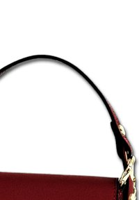 Rode leren handtas met een gladde textuur, voorzien van een zwarte handgreep en gouden hardware-accenten. Compact ontwerp met een gestructureerde vorm.